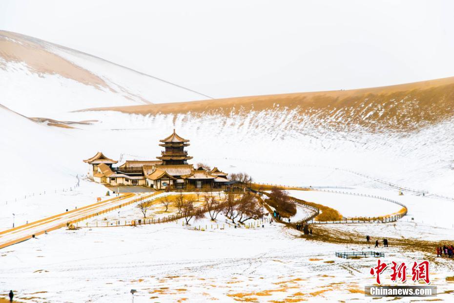 甘肅敦煌迎新年首雪 月牙泉“沙雪交融”